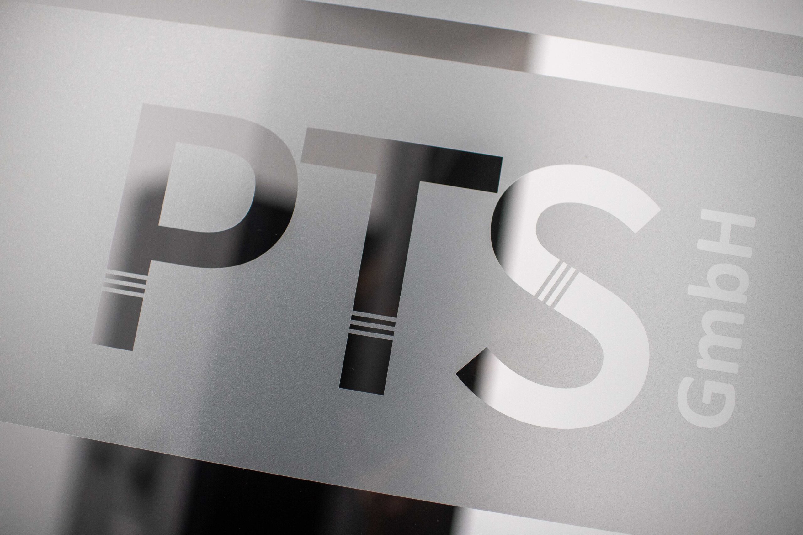 -PTS GmbH Logo auf Glastür
